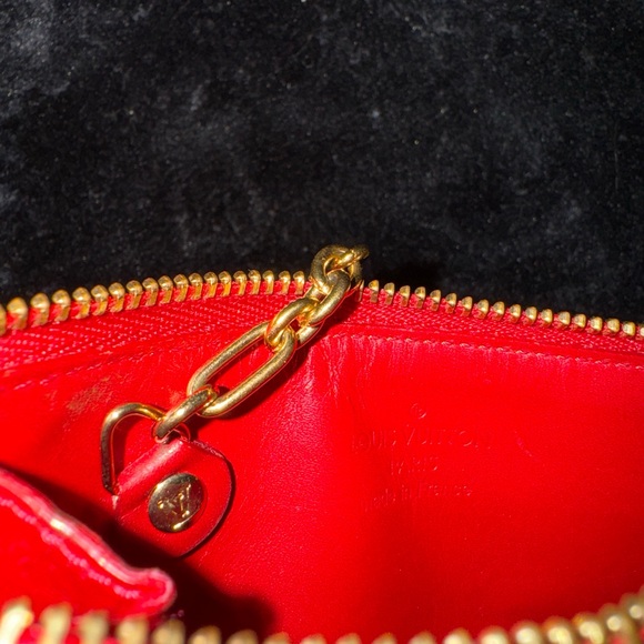 Authentic Louis Vuitton red vernis key cles - Picture 10 of 10